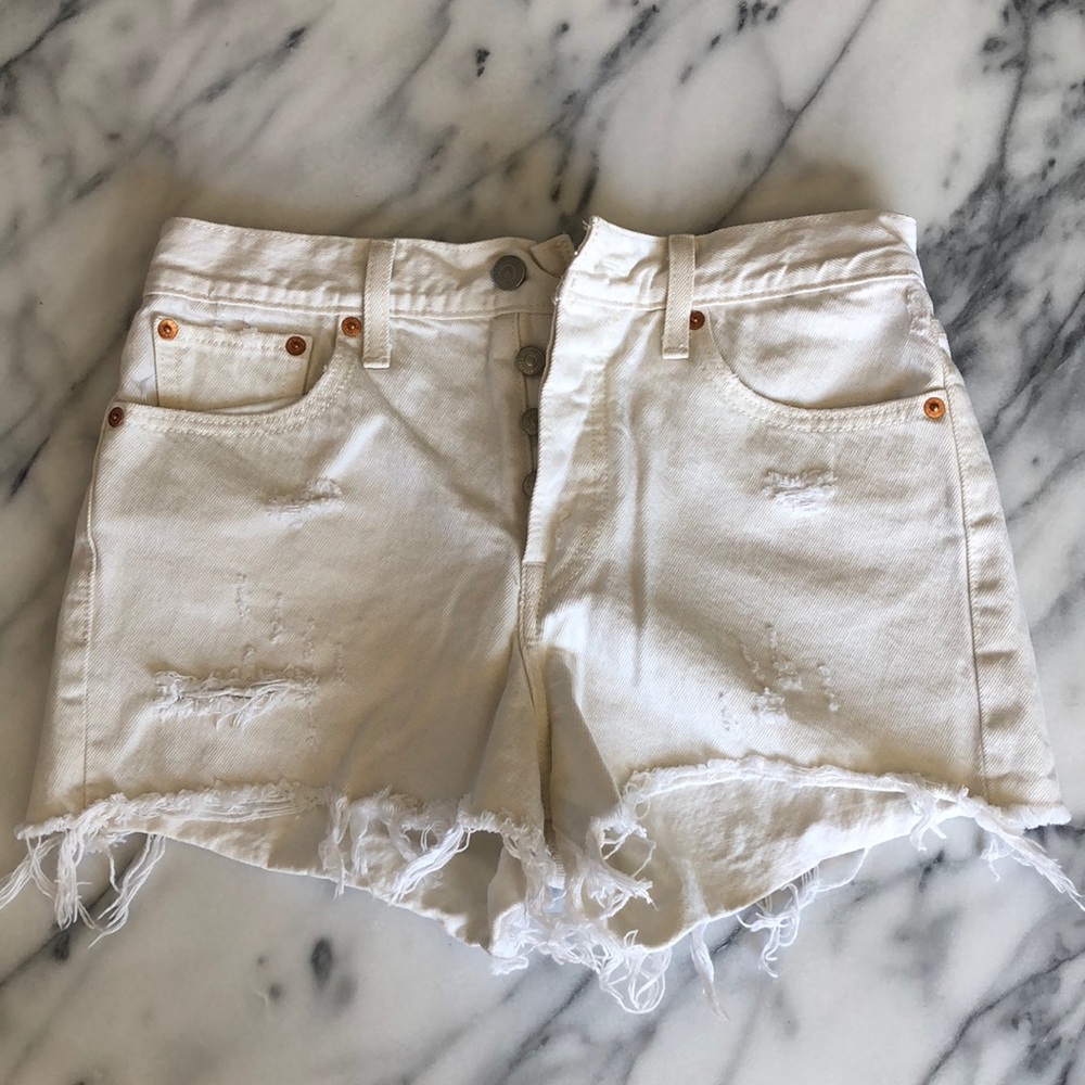 Levi’s Hi-Rise Distressed Short